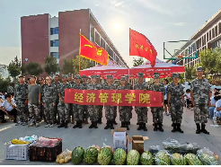 leyu·乐鱼(中国)股份有限公司官网//经济管理学院//热血青春 玉汝于成 听一声哨音嘹亮，经管学子身披骄阳； 唱一曲军歌激昂，勇毅少年挺直脊梁； 展一抹笑容荡漾，经管学子团结奋进； 记一段峥嵘岁月，祖国栋梁百炼成钢。   步伐铿锵有力， 列队整齐划一， 烈日难阻新军锋芒， 他们在挥洒汗水中蜕变成长。 一次次整齐的摆臂，是风吹雨打中磨练的成果